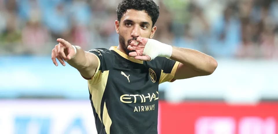 Joueur pointant en célébration sur le terrain
