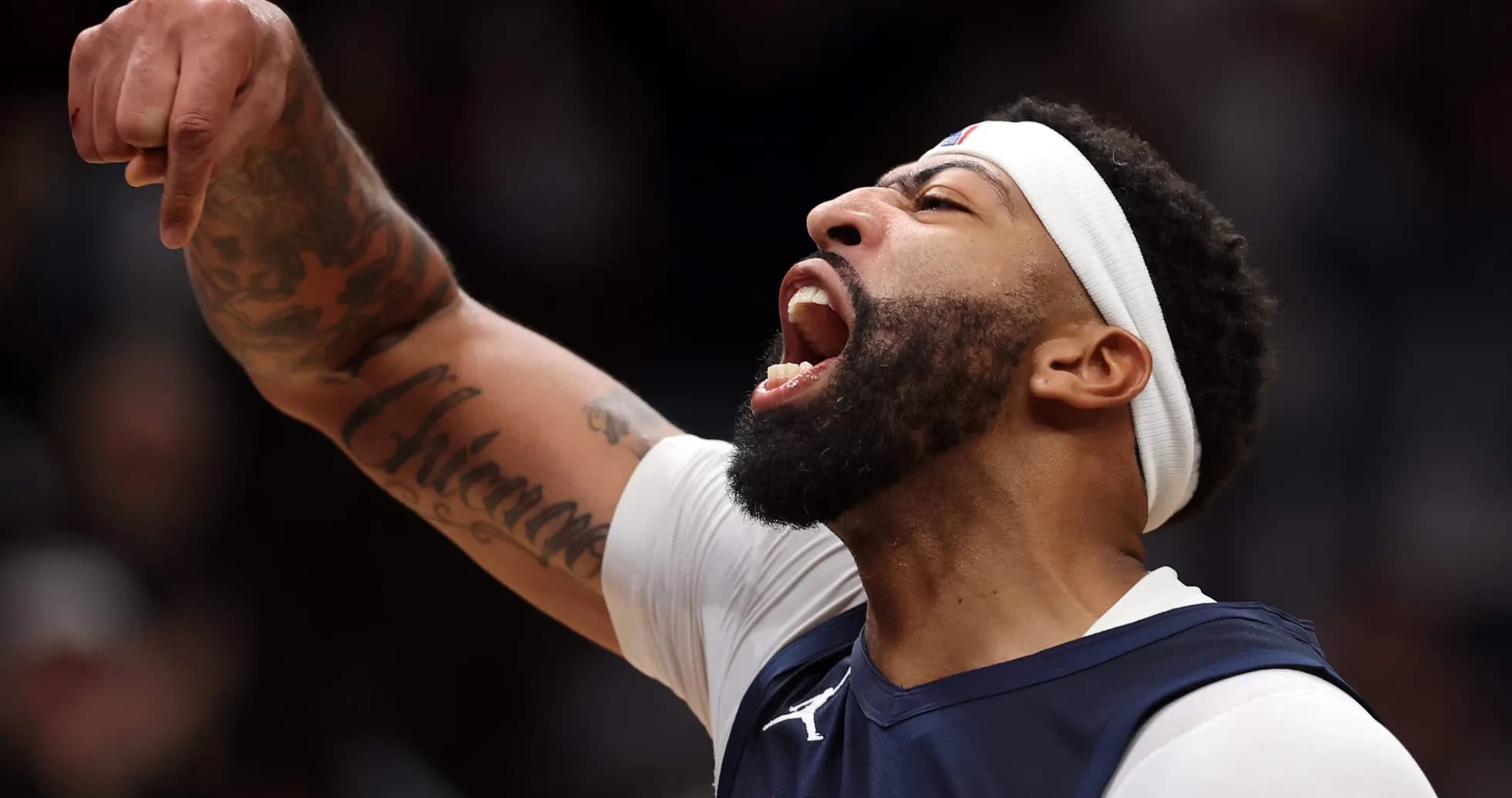 Joueur de basket célébrant avec un poing levé