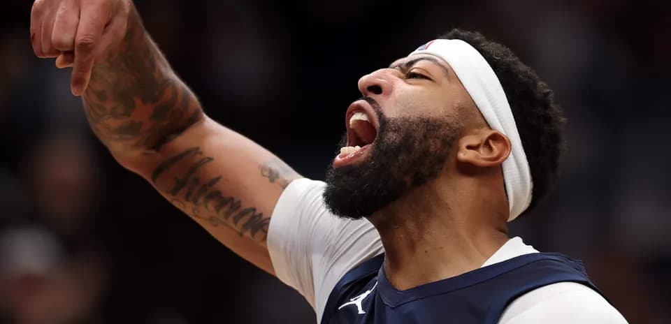 Joueur de basket célébrant avec un poing levé