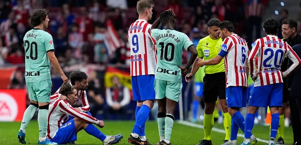 Joueurs d'Athletic Club et d'Atletico Madrid discutant
