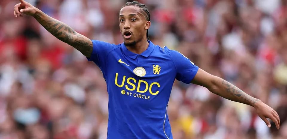 Joueur de Chelsea indiquant une direction sur le terrain