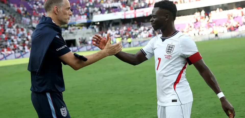 Entraîneur saluant un joueur après le match
