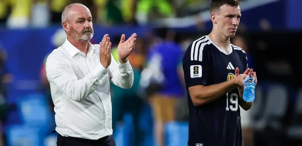 Entraîneur et joueur applaudissant après le match