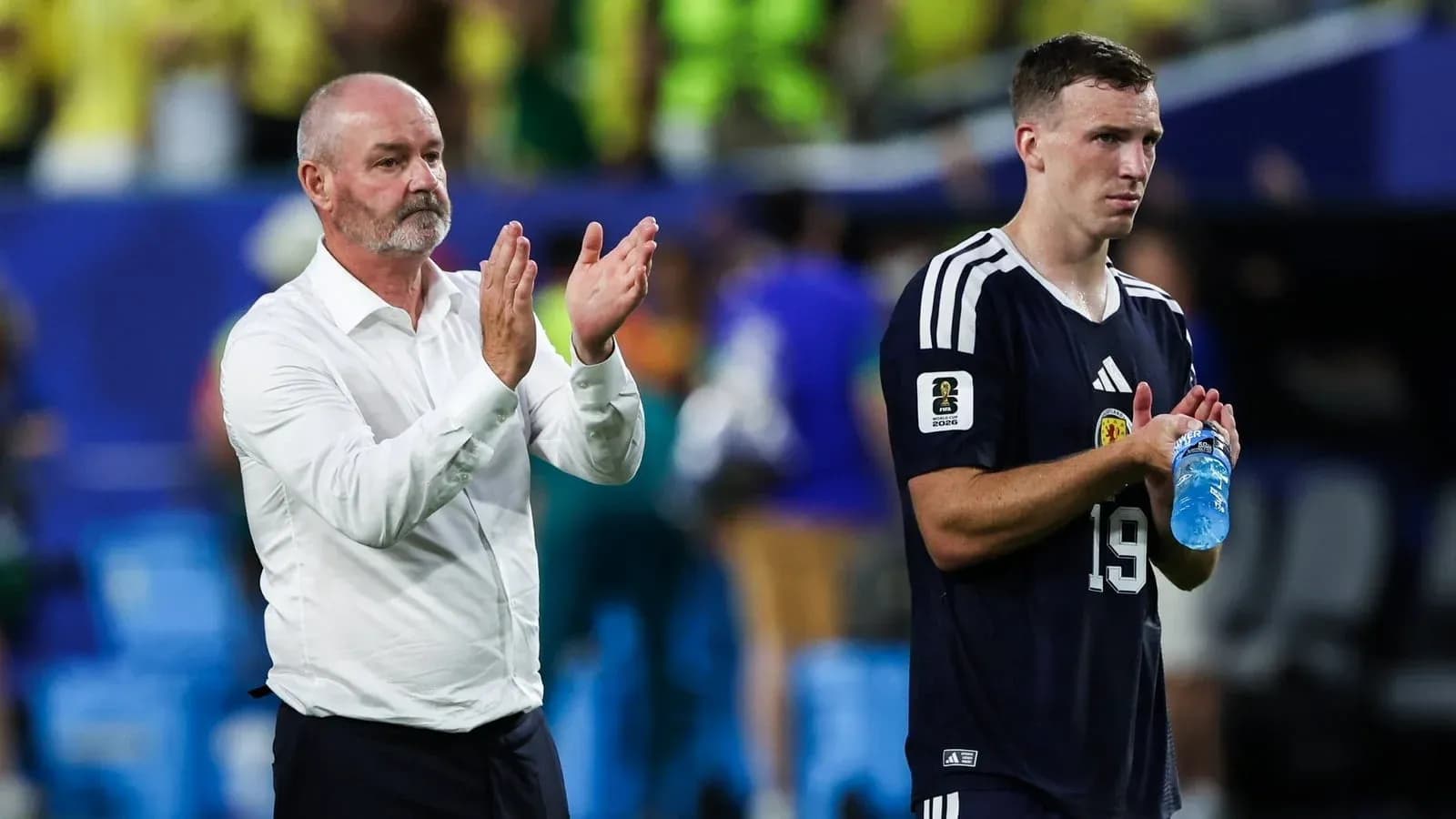 Entraîneur et joueur applaudissant après le match