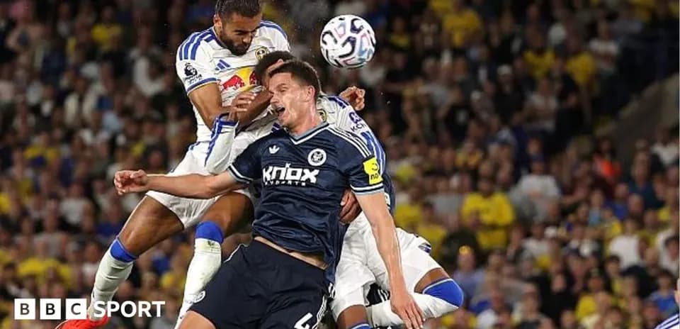 Joueurs en duel aérien lors d'un match de football