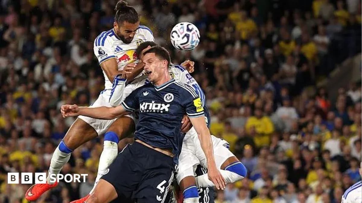 Joueurs en duel aérien lors d'un match de football