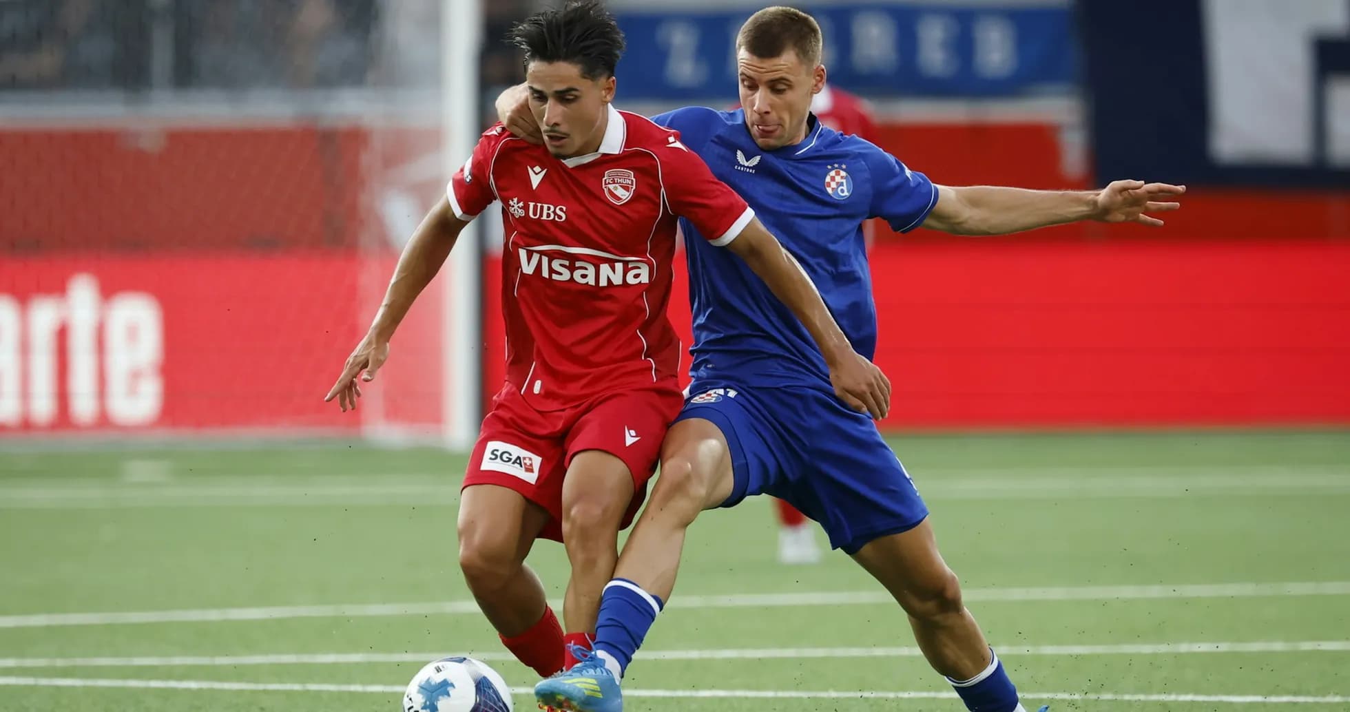 Joueurs en compétition lors d'un match de football
