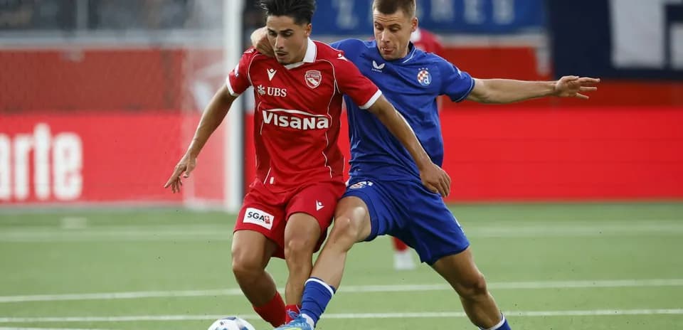 Joueurs en compétition lors d'un match de football