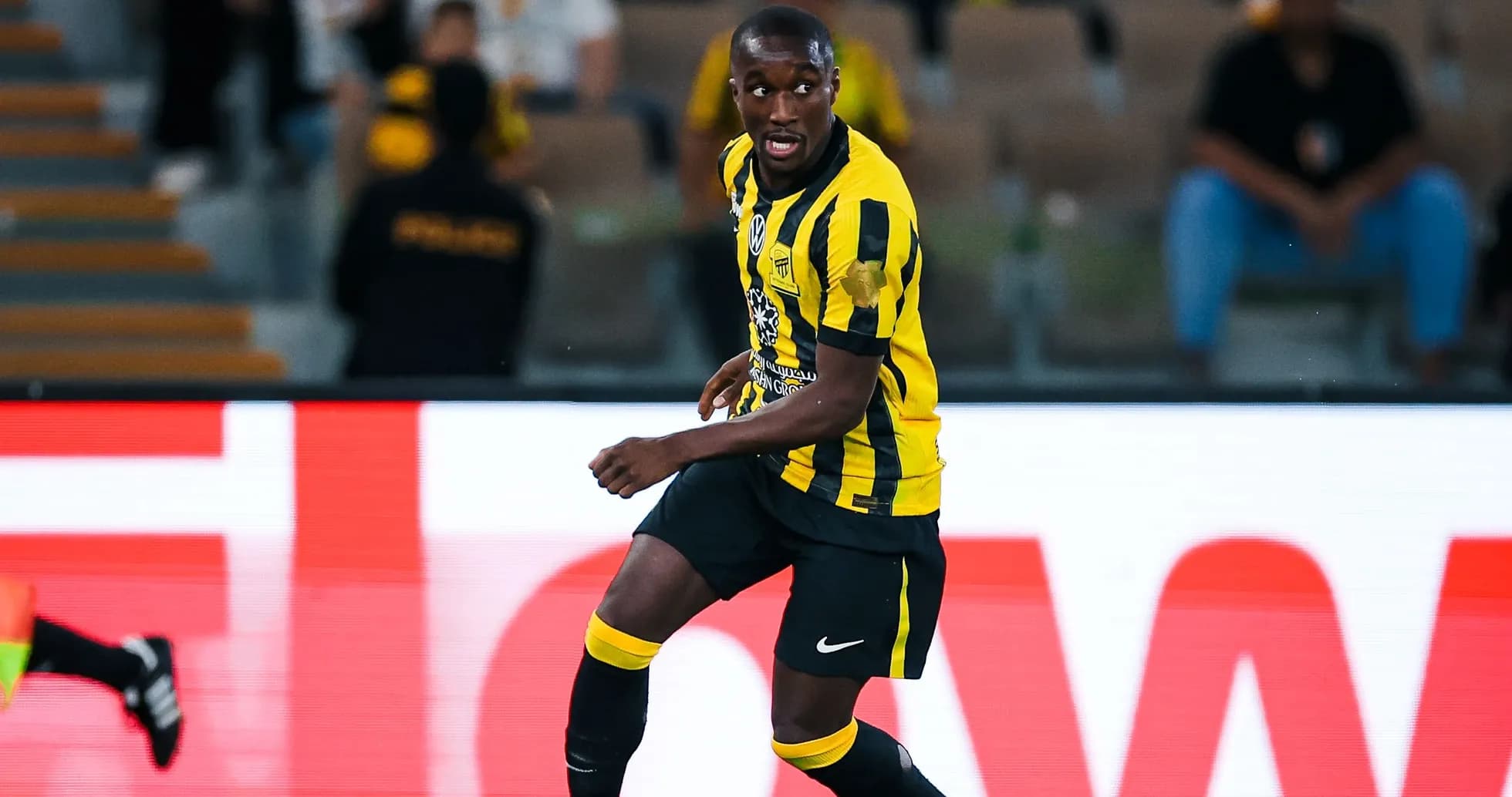 Joueur dribblant avec le ballon sur le terrain