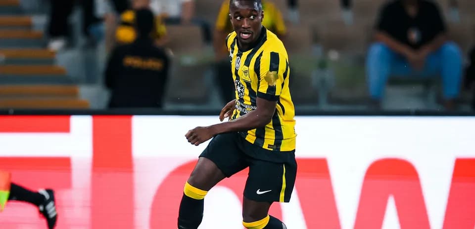 Joueur dribblant avec le ballon sur le terrain