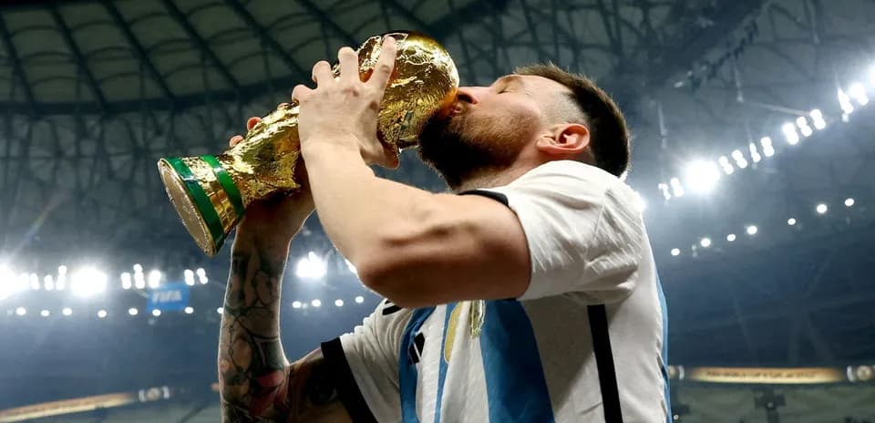 Joueur levant le trophée de la Coupe du Monde