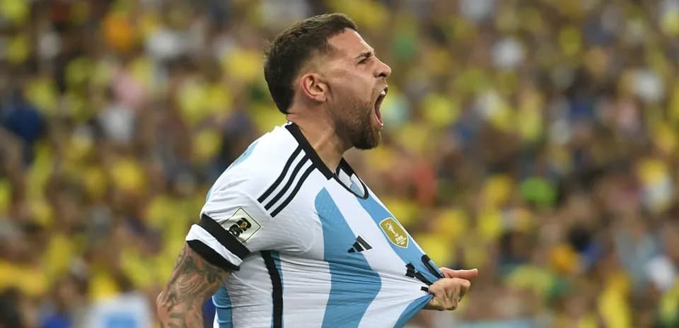 Joueur argentin célébrant un but avec enthousiasme