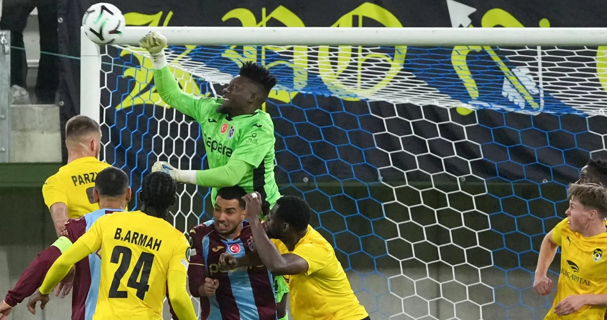 Gardien repoussant un ballon lors d'un match