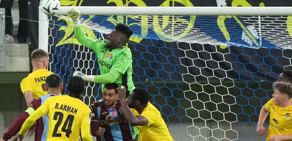 Gardien repoussant un ballon lors d'un match