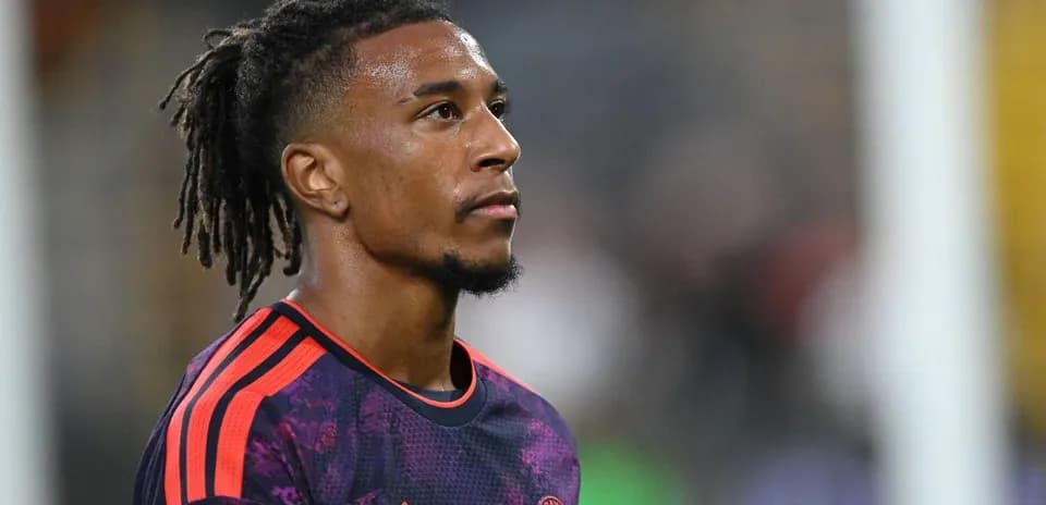 Joueur de football en maillot de Bayern Munich