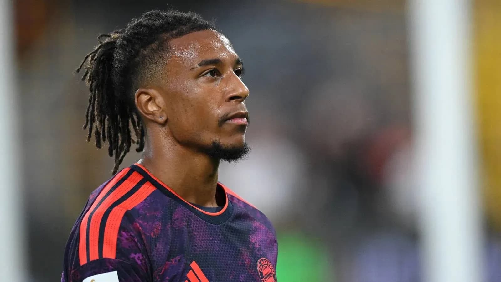 Joueur de football en maillot de Bayern Munich
