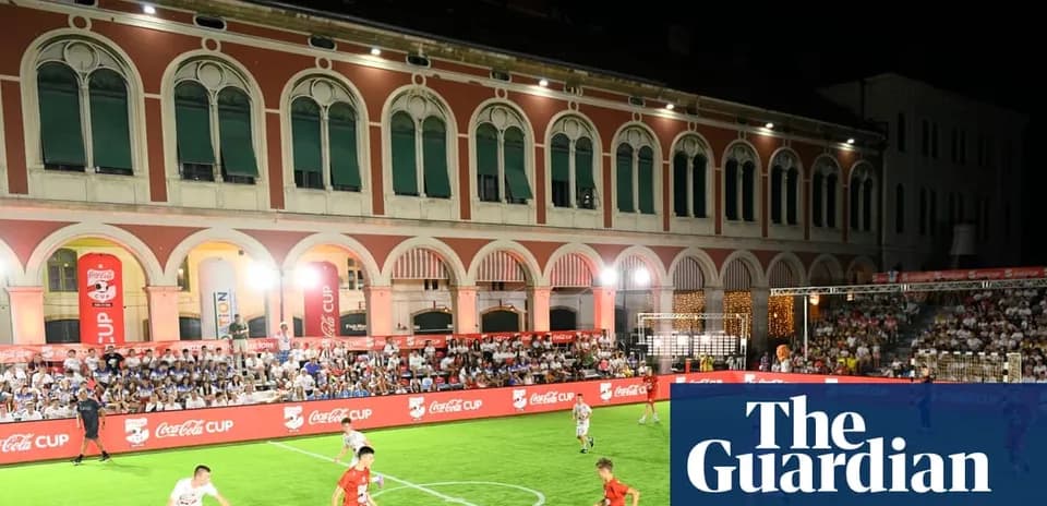Match de football en cours sous les lumières nocturnes