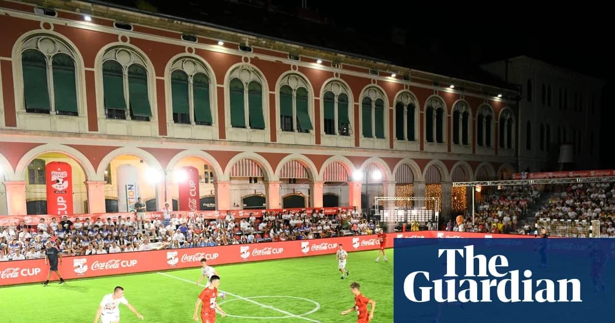 Match de football en cours sous les lumières nocturnes