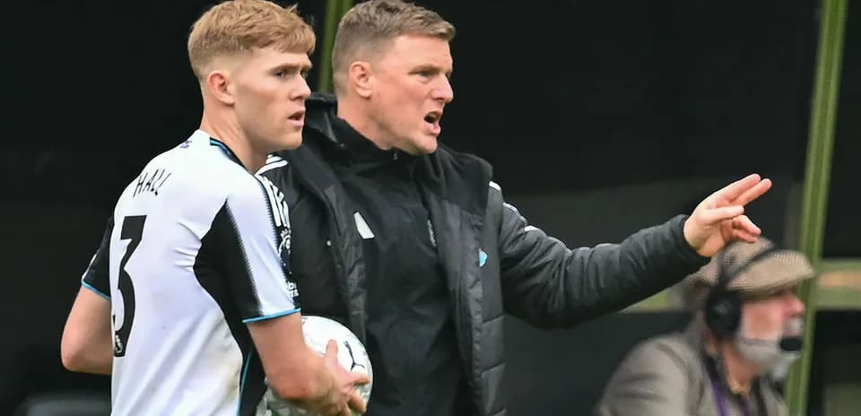 Entraîneur donnant des instructions à un joueur de Newcastle