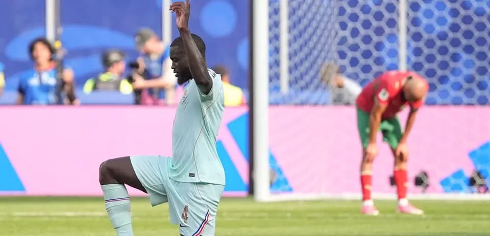 Joueur s'agenouillant sur le terrain pendant un match