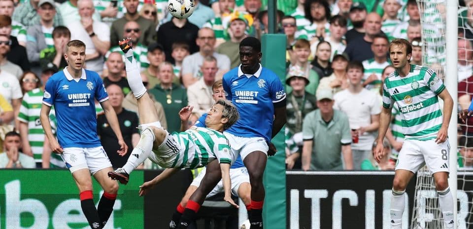 Joueur de Celtic effectuant un retourné acrobatique