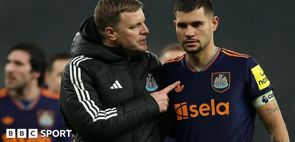 Entraîneur discutant avec joueur de Newcastle après le match