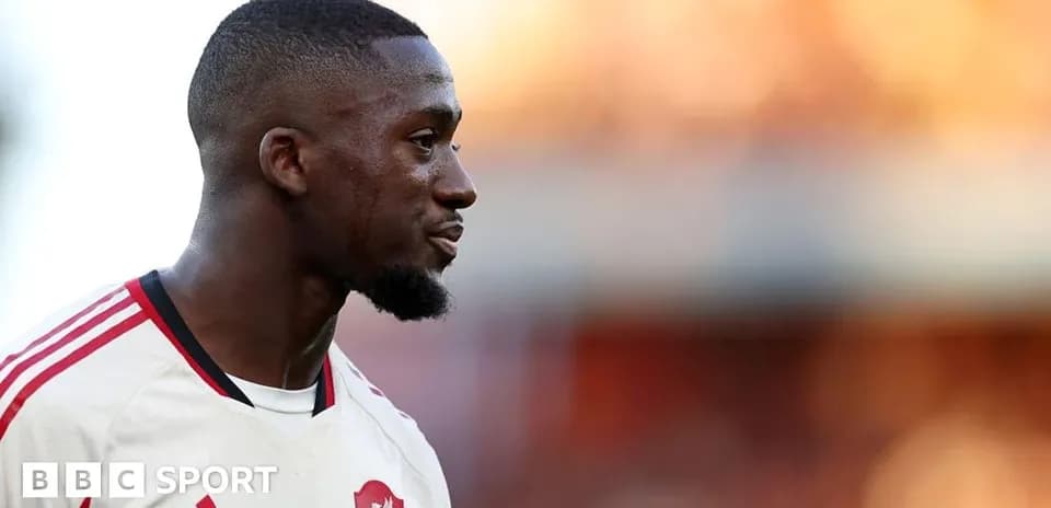 Joueur de Liverpool en tenue de match sur le terrain