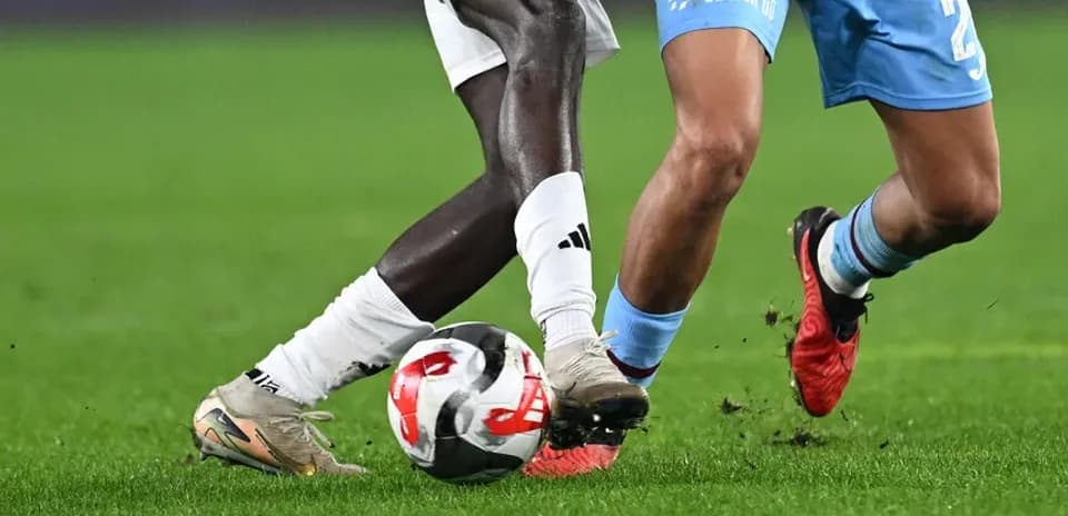 Deux joueurs disputant le ballon sur le terrain
