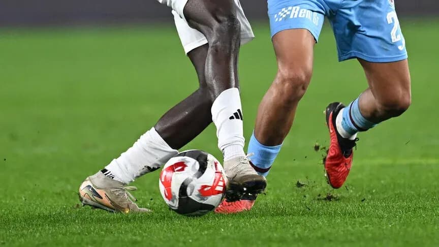 Deux joueurs disputant le ballon sur le terrain