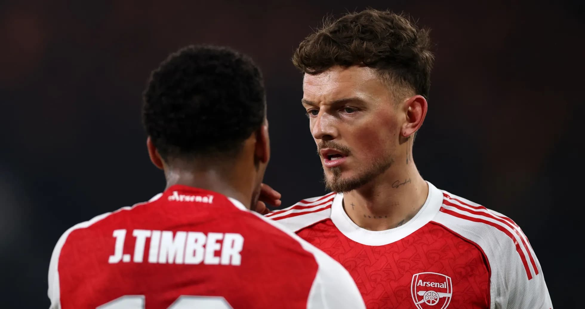 Deux joueurs d'Arsenal discutant sur le terrain