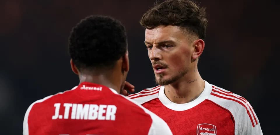 Deux joueurs d'Arsenal discutant sur le terrain