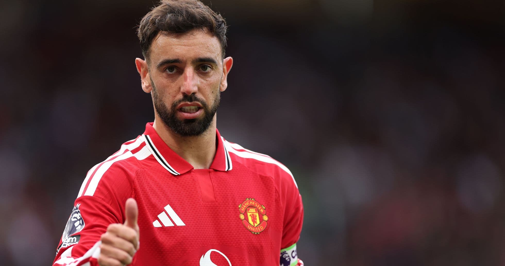 Bruno Fernandes en maillot de Manchester United, faisant un geste