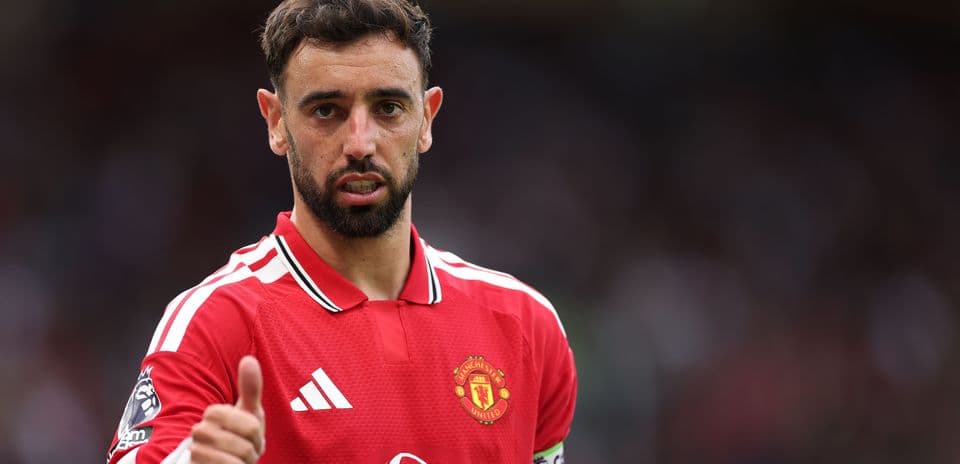 Bruno Fernandes en maillot de Manchester United, faisant un geste
