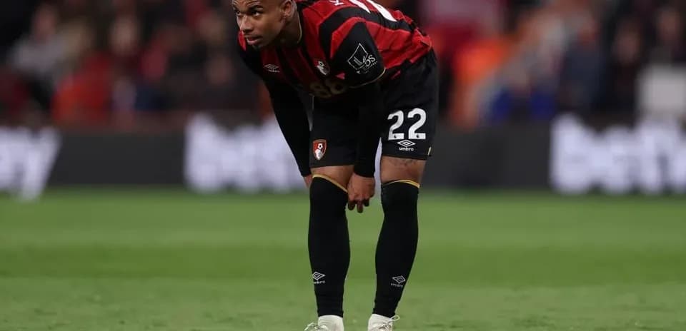 Joueur de Bournemouth se penchant sur le terrain