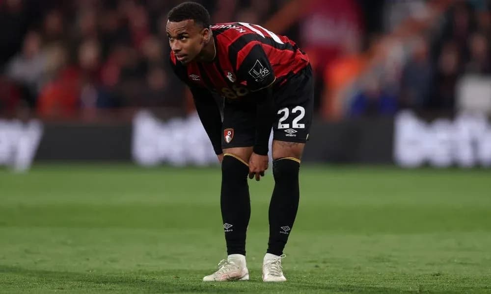 Joueur de Bournemouth se penchant sur le terrain