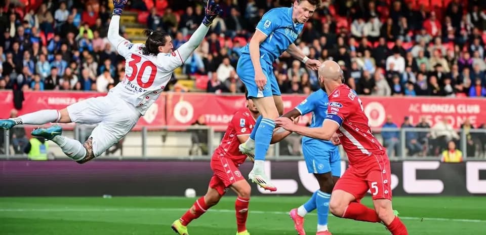 Joueur de Napoli sautant pour frapper le ballon