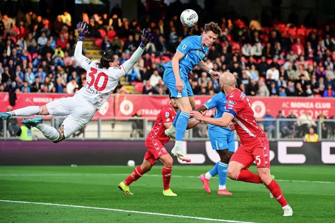 Joueur de Napoli sautant pour frapper le ballon