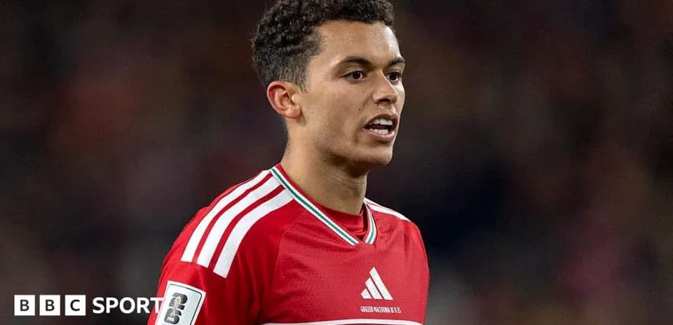 Joueur de football en maillot rouge sur le terrain