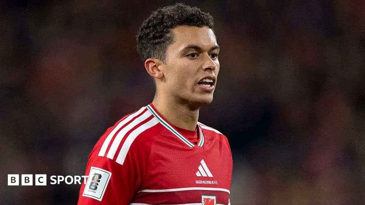 Joueur de football en maillot rouge sur le terrain