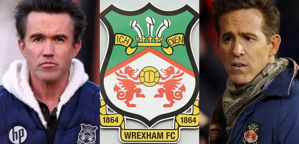 Deux hommes à côté du logo de Wrexham FC