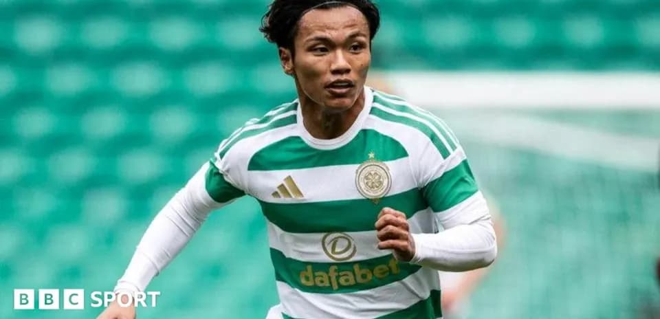Joueur de Celtic courant sur le terrain de football