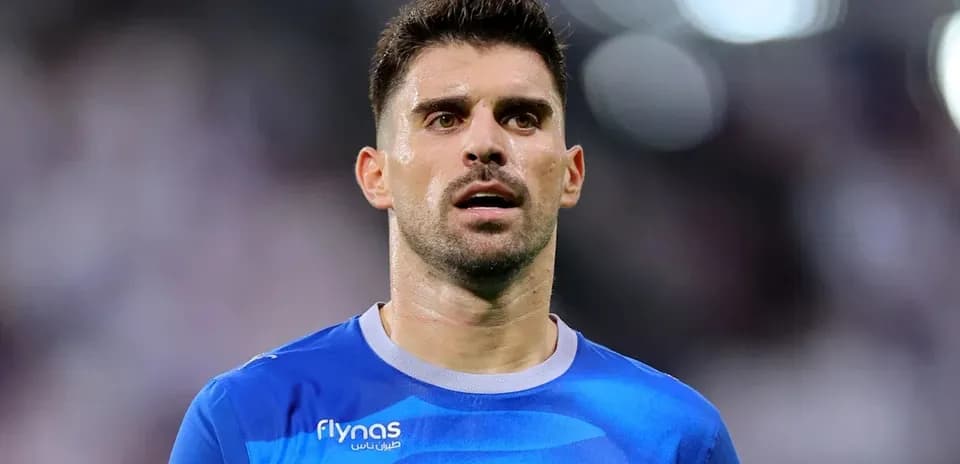 Joueur en maillot bleu pendant un match de football