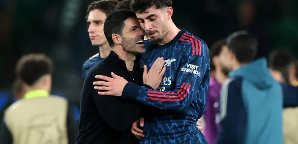 Entraîneur et joueur célébrant après le match