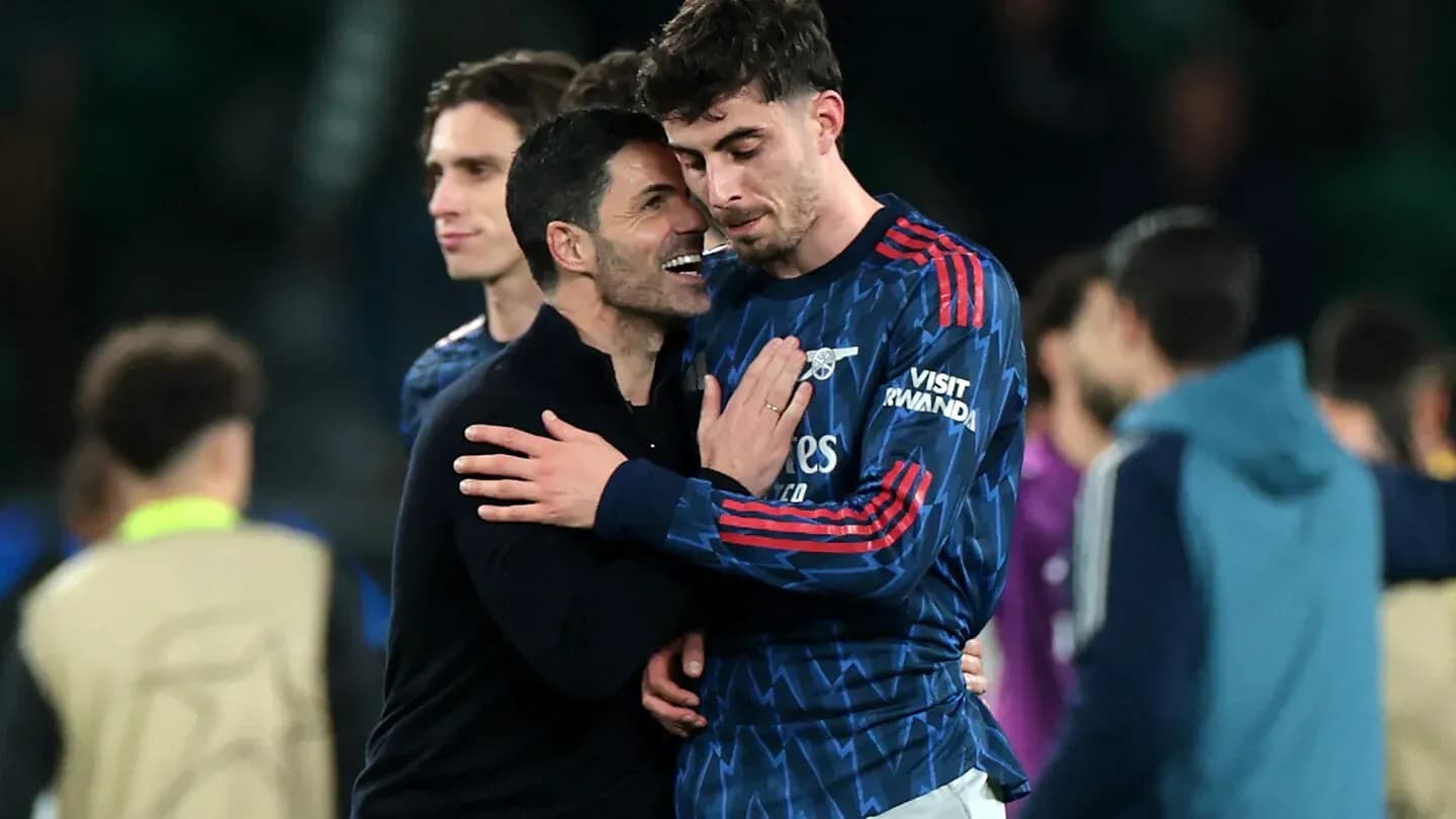 Entraîneur et joueur célébrant après le match