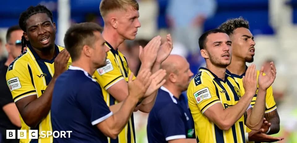 Joueurs applaudissant sur le terrain après le match