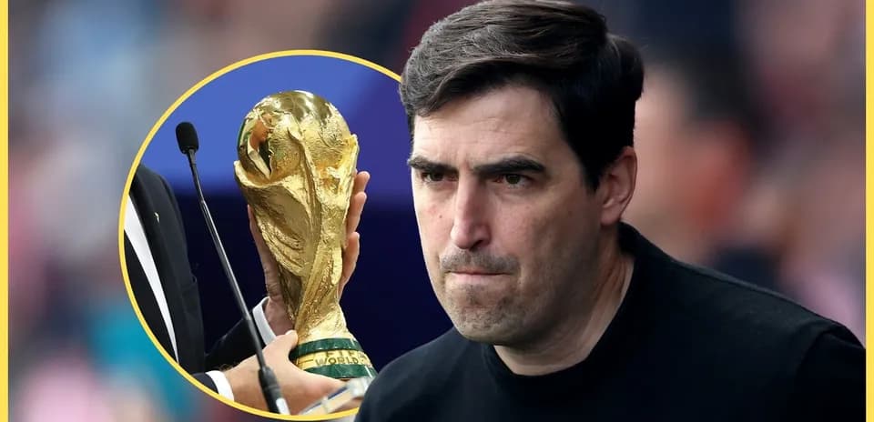 Entraîneur avec le trophée de la Coupe du Monde