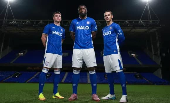 Trois joueurs d'Ipswich Town en maillots bleus