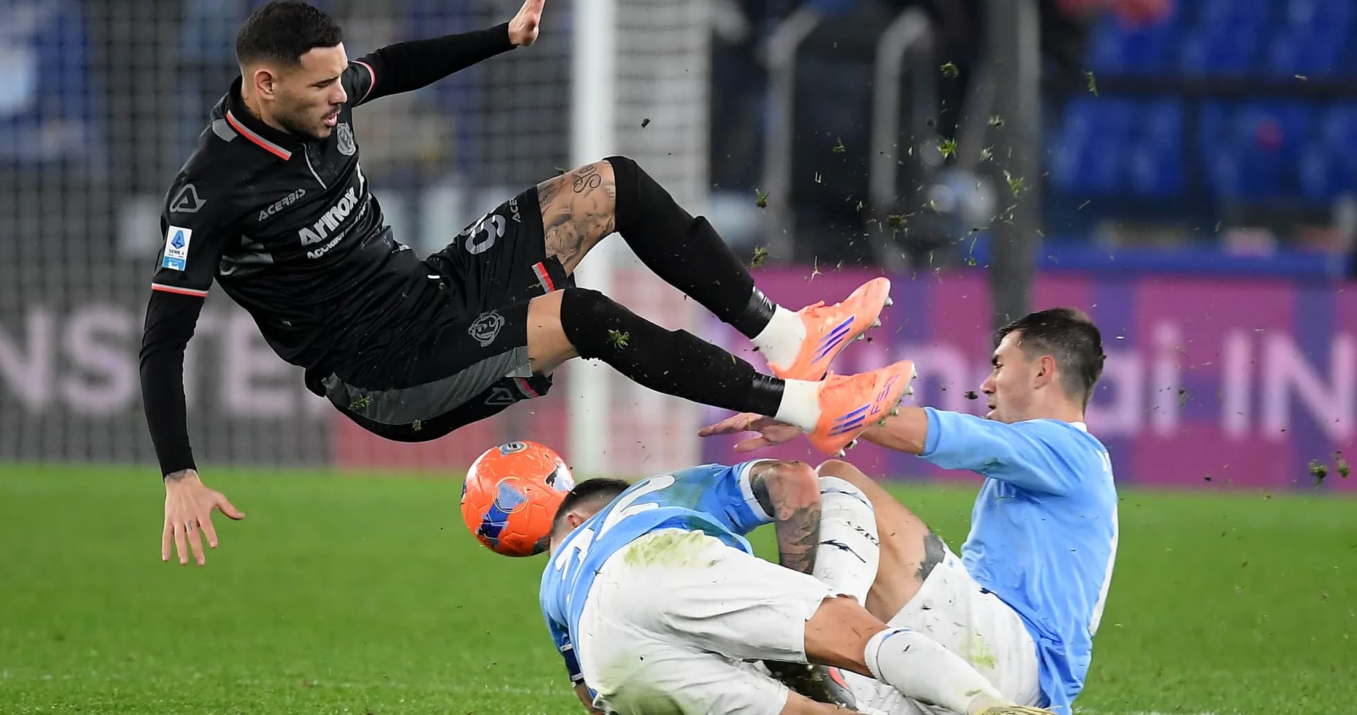 Un joueur de Cremonese chute sur le terrain