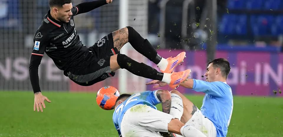 Un joueur de Cremonese chute sur le terrain