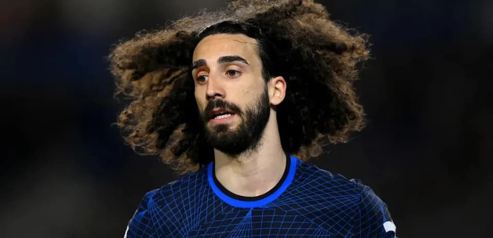 Joueur de Chelsea avec des cheveux bouclés en mouvement